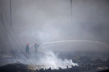 Hay 14 bomberos desaparecidos por el incendio (REUTERS/Alexandre Meneghini)