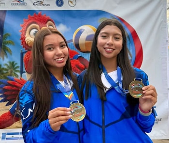 El voleibol playa dio otro título a El Salvador con Devora Medina y Giselle Rendón, que vencieron 2-0 a Guatemala en la final. (Foto cortesía Instituto Nacional de los Deportes de El Salvador)