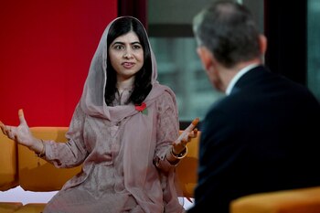 Malala Yousafzai, luego de ganar el Premio Nobel de la Paz, en los estudios de la BBC para "The Andrew Marr Show" (REUTERS)