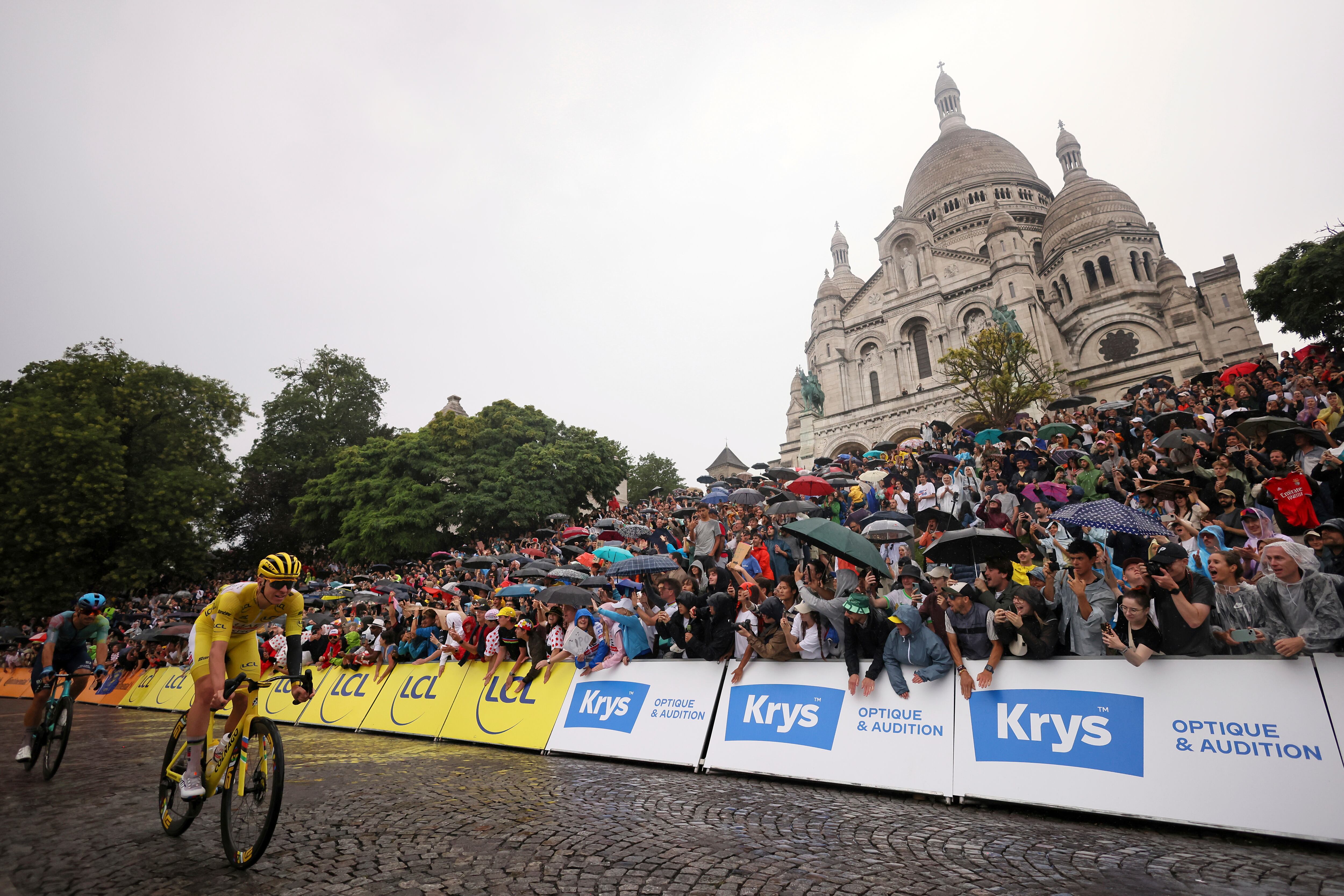 El líder general Tadej Pogacar pedalea frente a la basílica Sacre Coeur en Montmartre durante la última etapa del Tour de Francia, el domingo 27 de julio de 2025, en París. (AP Foto/Thomas Padilla)