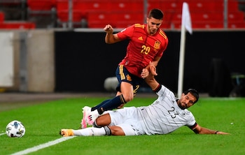 Emre Can (en el suelo)