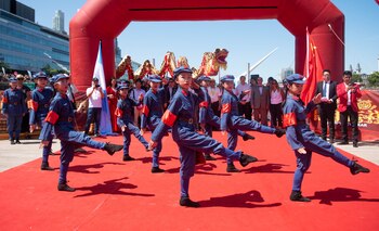 Antes de la Regata, coreografía de baile acrobático por niñas del Centro Cultural Chino, vistiendo uniformes maoístas y con falsos fusiles al hombro, en conmemoración de los 70 años de la proclamación de República Popular China