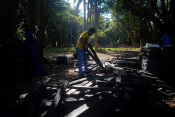Un trabajador prepara vallas de plástico reciclado para usar en un parque en La Habana. 11 de diciembre de 2019. REUTERS/Alexandre Meneghini