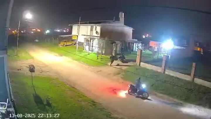 Uno de los agresores permanecía a unos metros en la moto y el otro, armado, intentaba consumar el robo