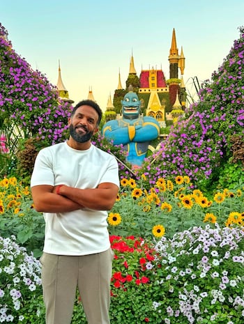 Craig David observando con sorpresa cómo un pez mayor devora al pez volador que acababa de liberar en el mar de Maldivas