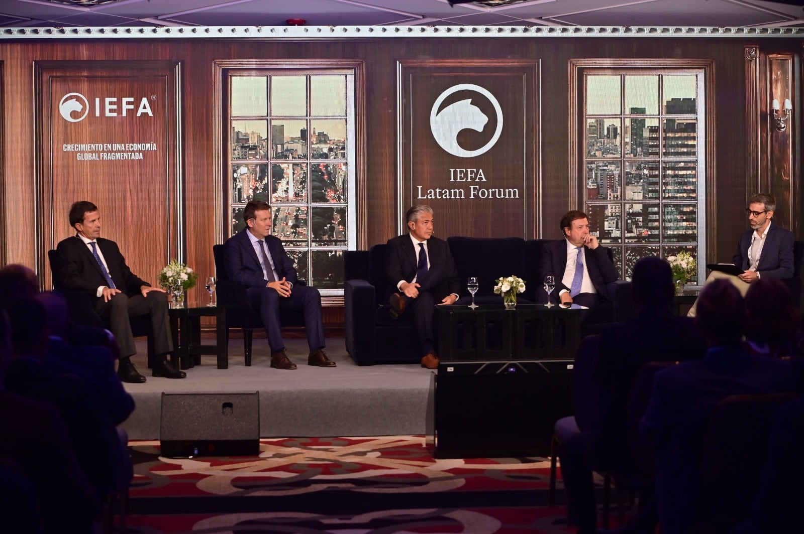 Pablo Bizzotto, CEO de Phoenix Global Resources; Ricardo Markous, CEO de Tecpetrol; Rolando Figueroa, gobernador de Neuquén; Alberto Weretilneck, gobernador de Río Negro (IEFA Latam Forum)