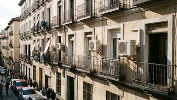Las multas que puedes recibir por tener el aire acondicionado en la fachada: sanciones de hasta 3.000 euros y obligación de retirarlo