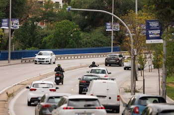 Coches circulan bajo un radar