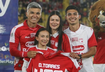 Daniel Torres celebrando los 400 partidos con Independiente Santa Fe en compañía de su familia - crédito @santafe_oficial/Instagram