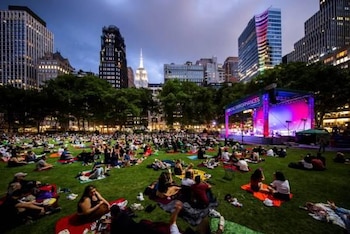 Conciertos y festivales gratuitos revitalizan el espacio público y fortalecen la vida cultural de la ciudad.