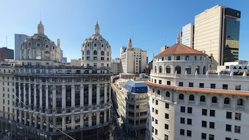 En frente está otro edificio
