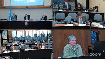 Cuatro pantallas muestran una audiencia judicial. Arriba, jueces y participantes. Abajo, una sala de tribunal y una mujer hablando por videollamada