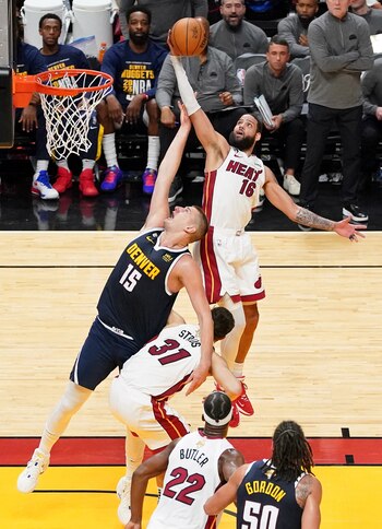 Nikola Jokic (15) disputa frente