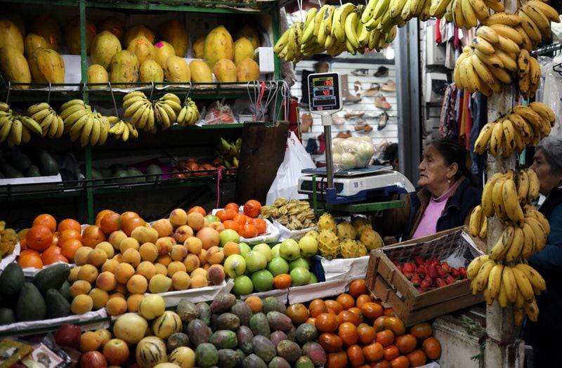 FOTO DE ARCHIVO. Una mujer vende frutas en un puesto del mercado de Surco en Lima, Perú. 31 de agosto de 2018. REUTERS/Mariana Bazo