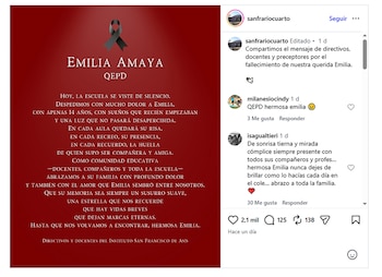 Comunicado de escuela con lazo negro y texto blanco sobre fondo rojo oscuro, anunciando el fallecimiento de Emilia Amaya. Se ve una interfaz de Instagram