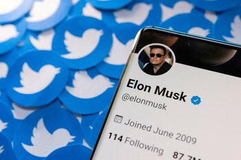 FOTO DE ARCHIVO: El perfil de Twitter de Elon Musk se ve en un smartphone colocado sobre logotipos impresos de Twitter en esta ilustración fotográfica tomada el 28 de abril de 2022. REUTERS/Dado Ruvic
