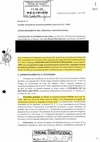 Documento impreso con sellos del Tribunal Constitucional de Perú, firmas y párrafos de texto con resaltados en amarillo