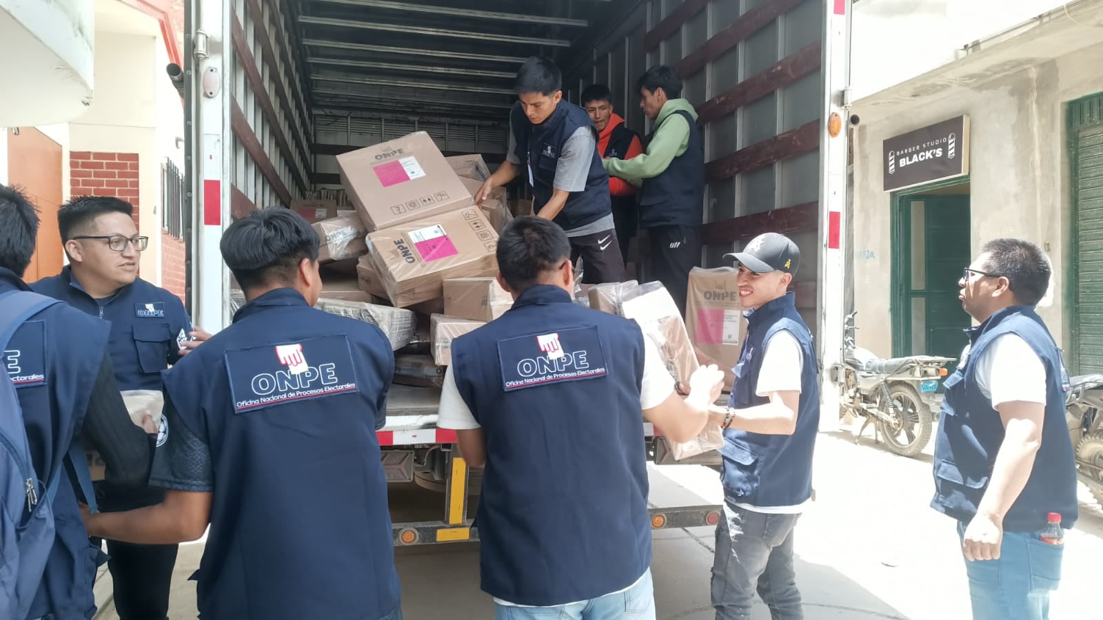 Personal de la ONPE descarga cajas con material de sufragio desde un camión hacia una oficina descentralizada en el interior de Perú. (Foto: ONPE)