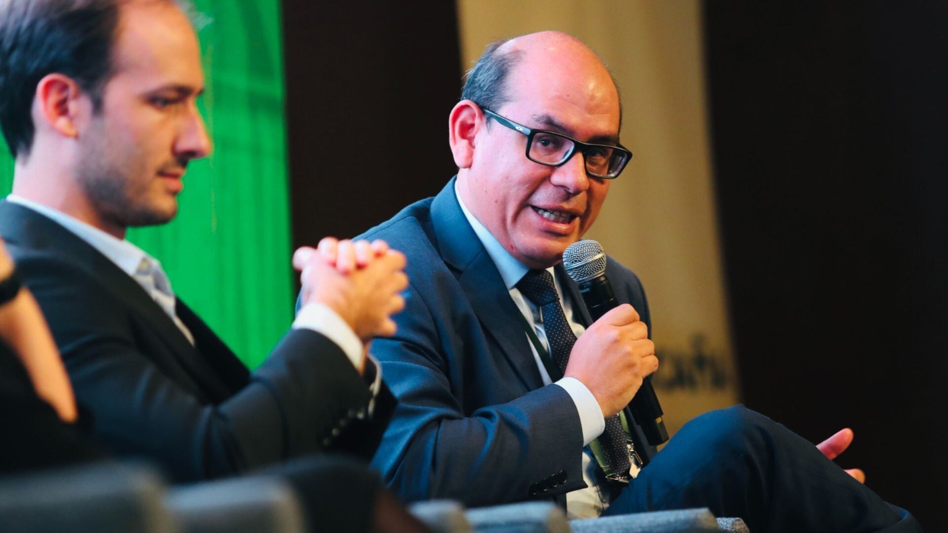 Carlos Castro Serón, gerente general de Perucaña, destaca que regiones como Piura y el Valle de Olmos han pasado de ser zonas áridas a áreas de alta productividad agrícola, impulsando la economía y el desarrollo de biocombustibles en el país.