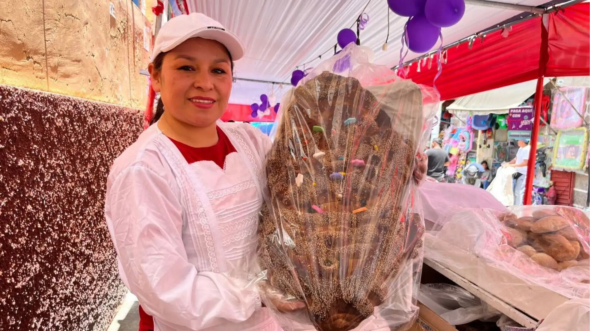 Feria de la Tanta Wawa en Ayacucho reúne a familias y celebra tradición en el Día de Todos los Santos