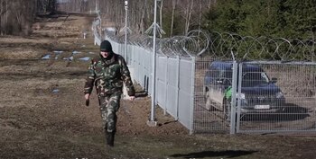 Un guardia fronterizo lituano patrulla