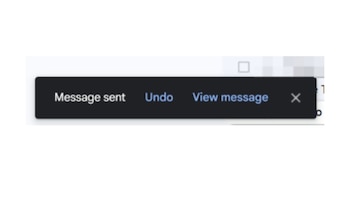 Una barra de notificación oscura con el texto Message sent y las opciones Undo y View message junto a un ícono de cierre