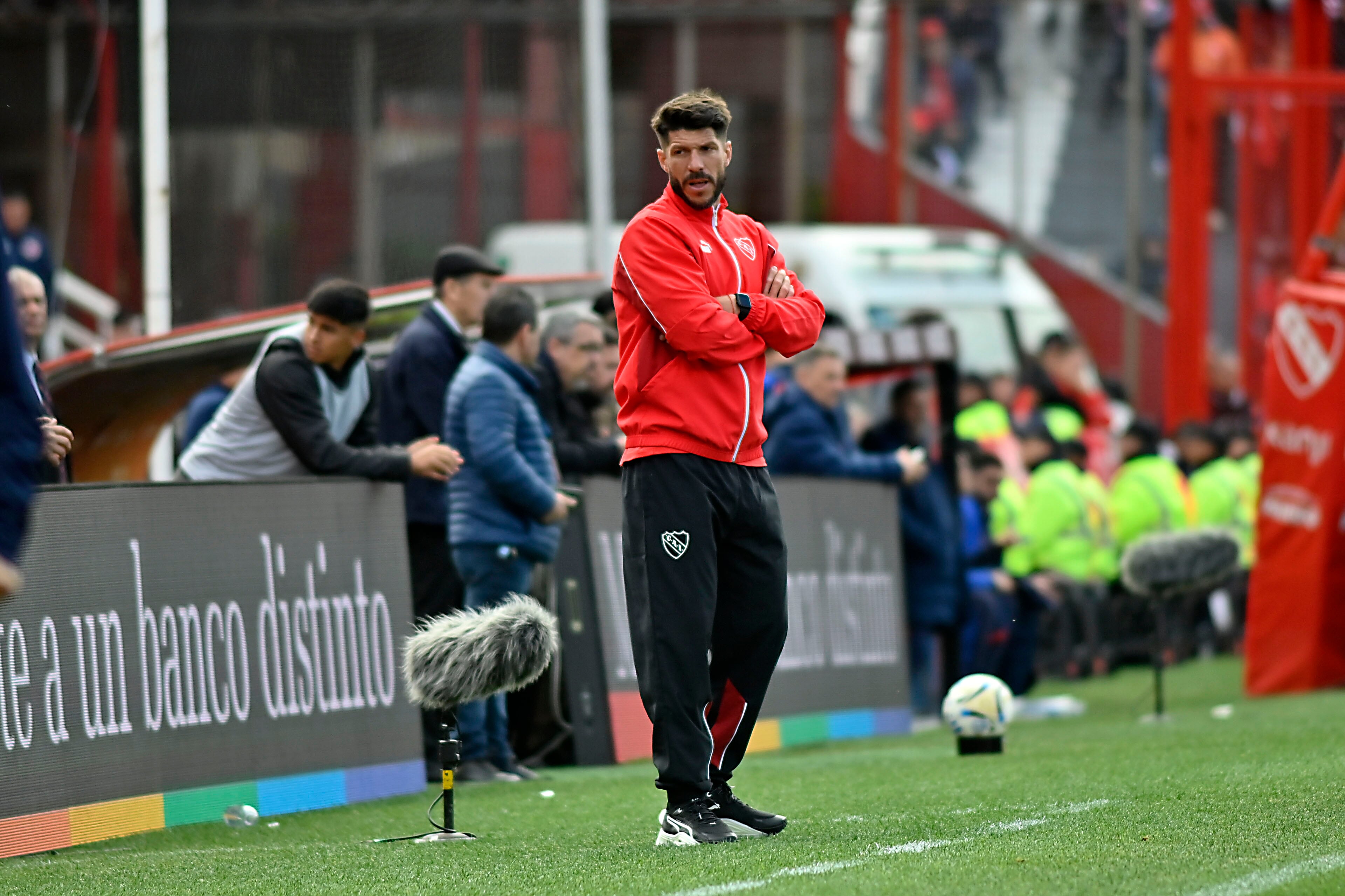 Carlos Matheu estuvo como DT interino de Independiente en 2025 en un duelo ante San Lorenzo (Fotobaires)