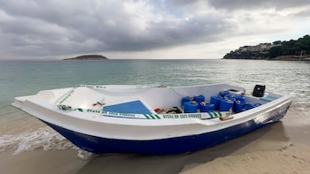 Una patera en la playa de Magaluf, en el municipio mallorquín de Calvià