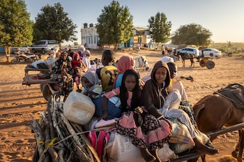 Refugiados sudaneses llegan a la frontera en Adre, Chad, tras huir de Sudán
