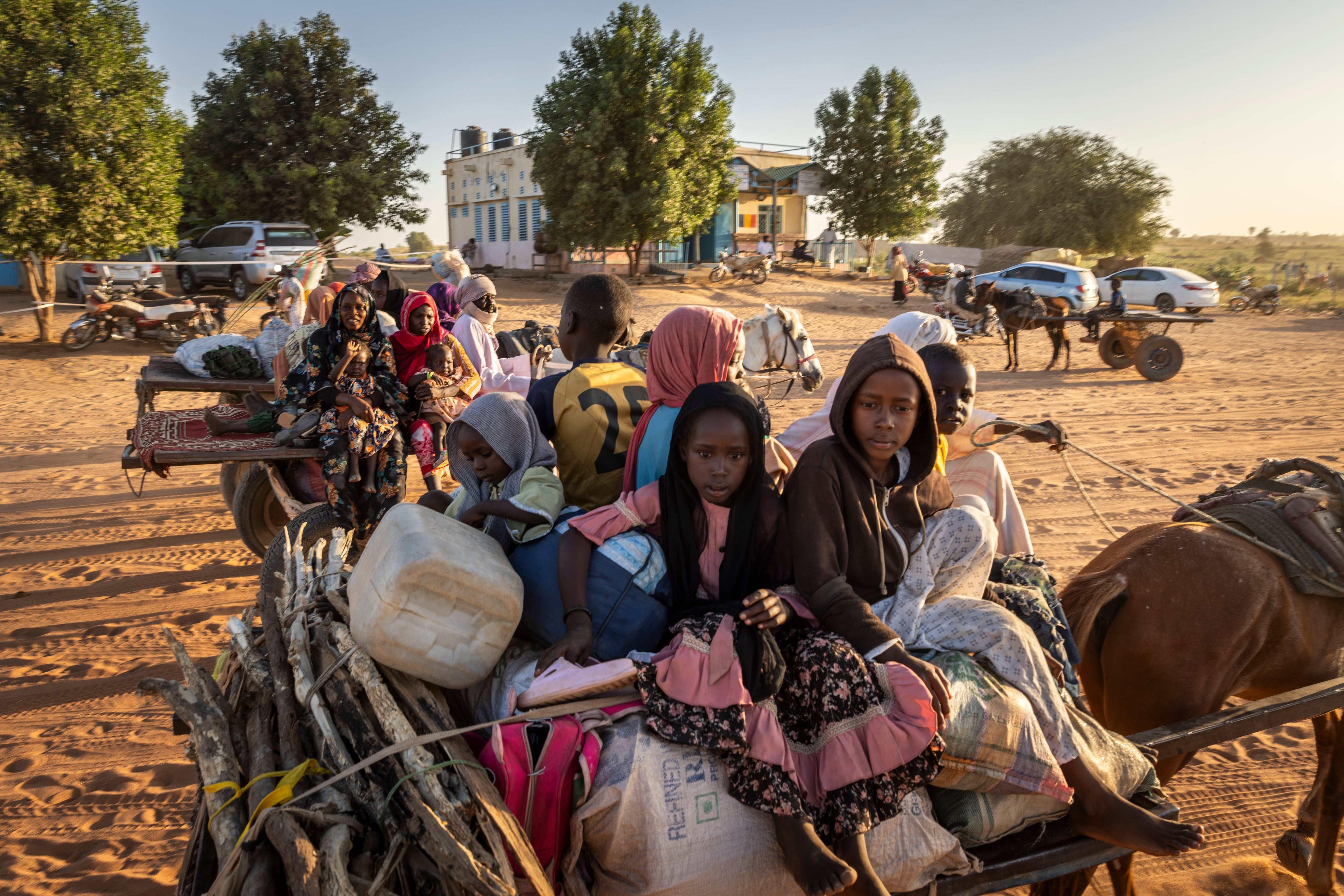 Refugiados sudaneses llegan a la frontera en Adre, Chad, tras huir de Sudán (- Andrew McConnell)