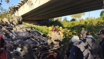 Susto en Tucumán: un camionero cayó desde un puente, quedó atrapado en la cabina y tuvo que ser rescatado