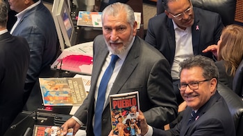 Coordinador del PT en el Senado reparte el nuevo libro de AMLO entre la bancada de Morena: gastó casi 10 mil pesos