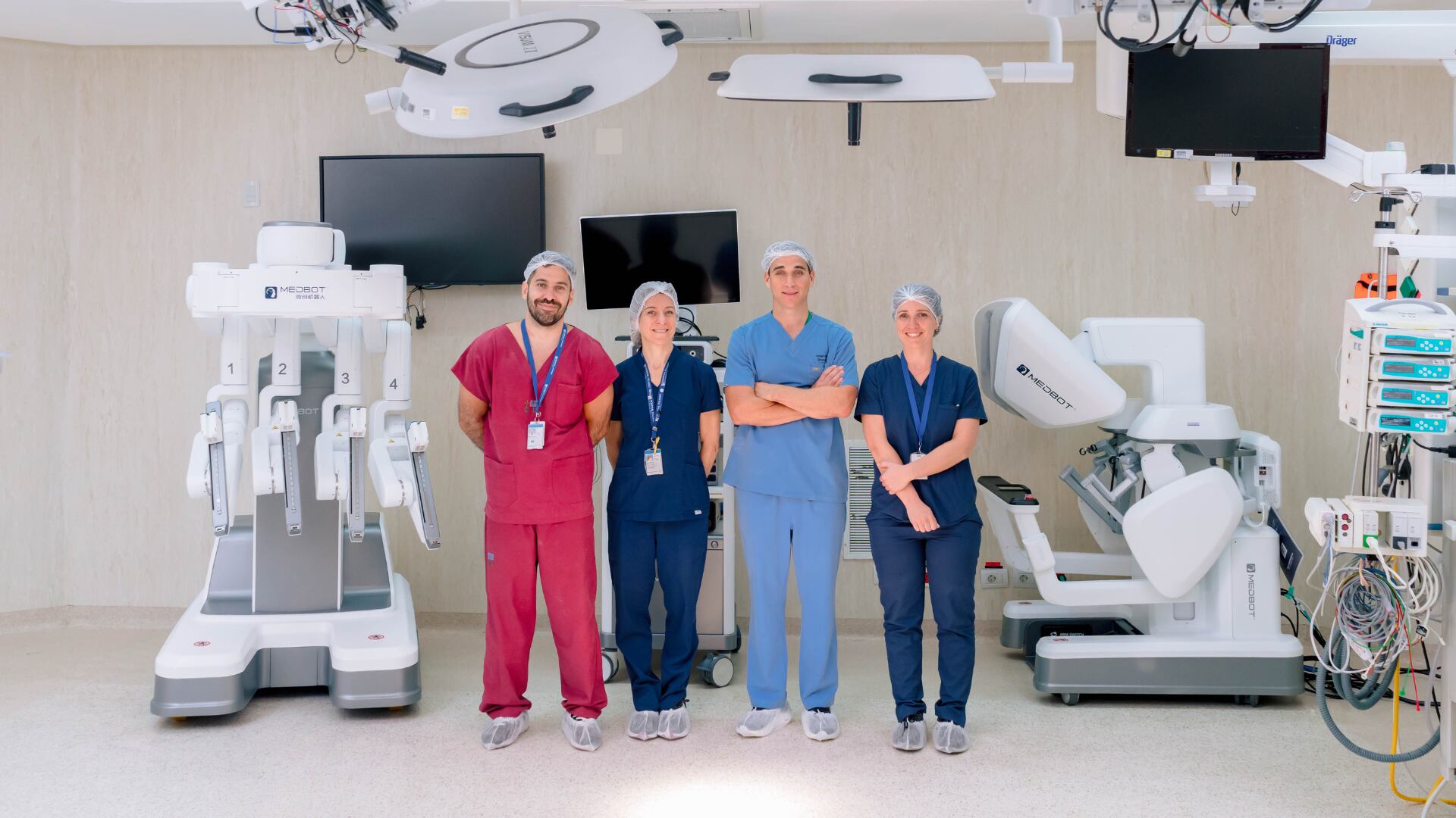 Equipo quirúrgico del Hospital Italiano