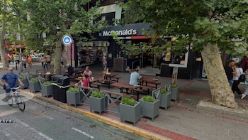 Una mujer compró diez hamburguesas