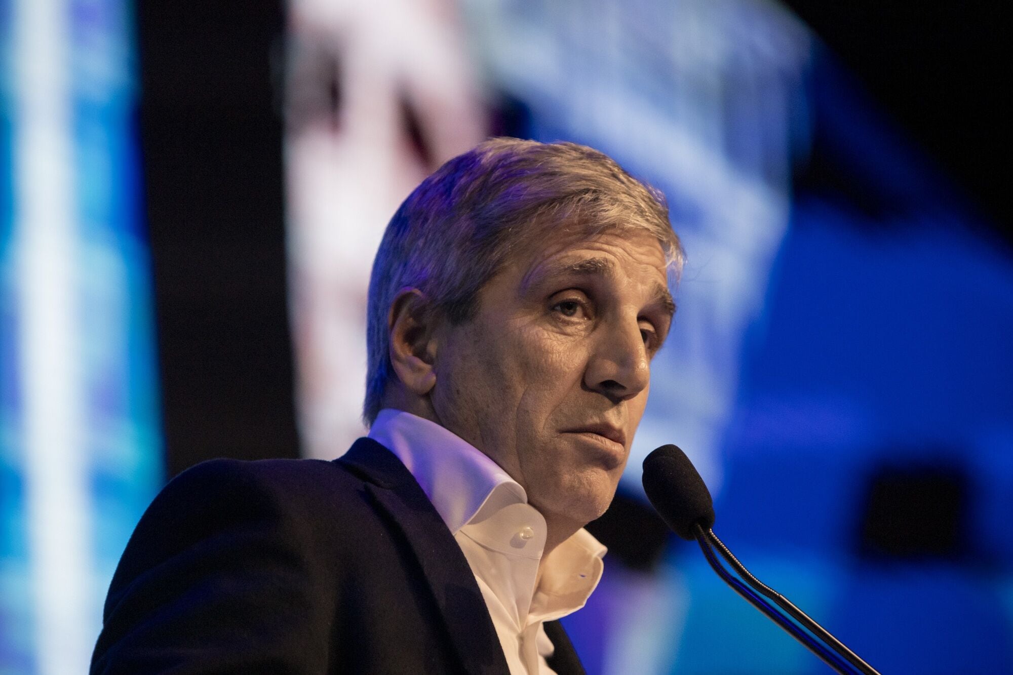 El ministro de Economía, Luis Caputo, anticipa un 2027 con baja de la inflación y la pobreza, y aumento de la actividad económica. (Bloomberg)
