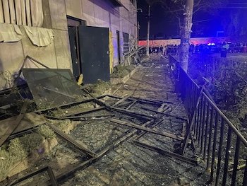 Restos de cemento y vidrios