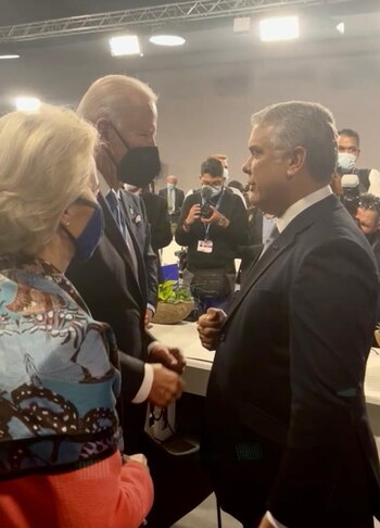 Presidente estadounidense Joe Biden conversa