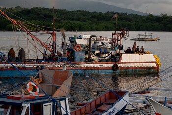 Un barco pesquero sale de