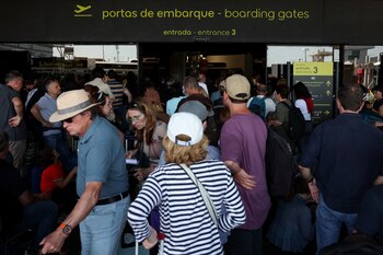 Un grupo de personas espera