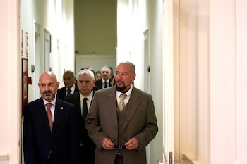 José R. C. (d), el penado indultado por el Consejo de Ministros que fue liberado por Nuestro Padre Jesús de Málaga el Miércoles Santo junto al subdelegado del Gobierno en Málaga, Javier Salas (i) y el hermano mayor de la cofradía de El Rico, Ramón Varea (c), en el acto oficial de presentación del indulto.