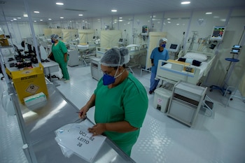 Enfermeras revisan una sala para