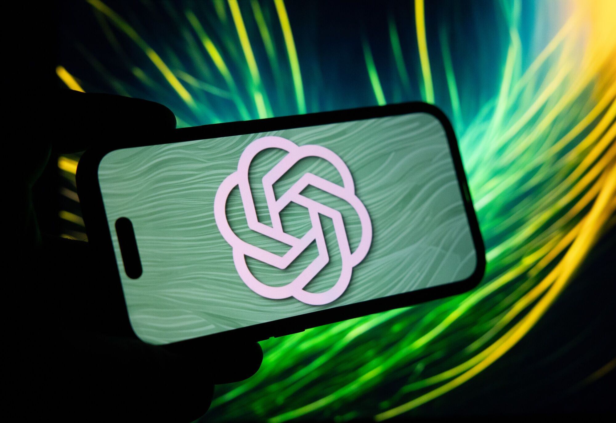 OpenAI impugnó judicialmente una orden de preservación de datos, argumentando que retener indefinidamente “todos los datos de salida” contradice sus compromisos de privacidad, vulnera políticas internas y excede los estándares de la industria