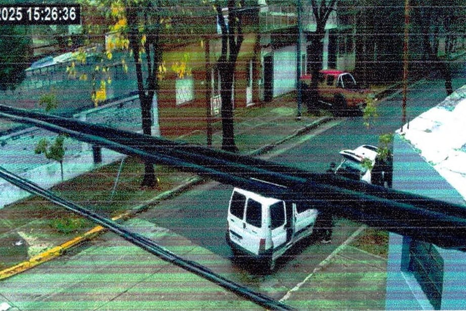 La camioneta Citröen Berlingo de la Policía de la Ciudad quedó filmada estacionada detrás del Ford Fiesta donde estaba cautiva la víctima del secuestro, en el cruce las calles Rivera y Vedia