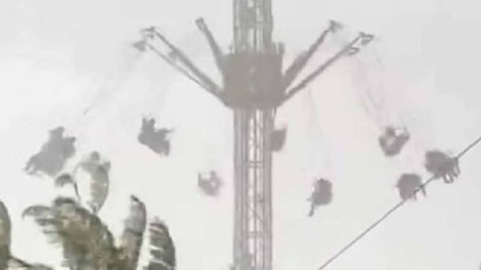 Tormenta sorprende a pasajeros de juego mecánico y quedan atrapados a gran altura en León