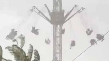 Tormenta sorprende a pasajeros de juego mecánico y quedan atrapados a gran altura en León