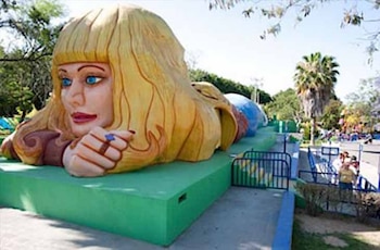 "Divertido" la mujer gigante foto: