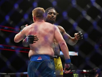 Sorprendieron los abrazos entre los