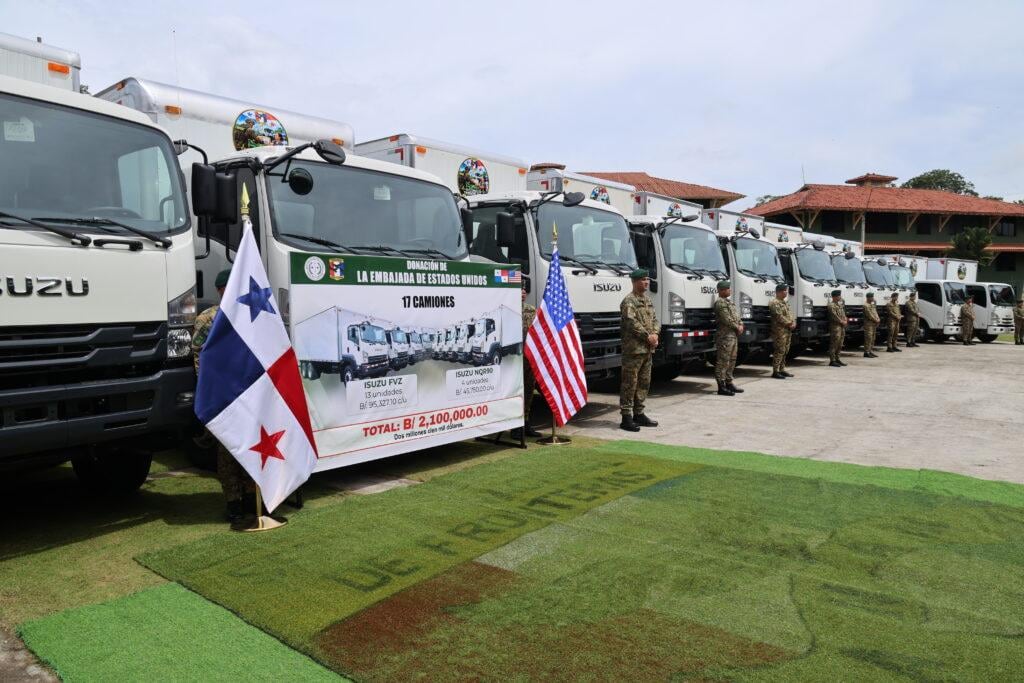 Estados Unidos entregó 17 camiones de carga al Servicio Nacional de Fronteras para fortalecer su capacidad de transporte y respuesta ante emergencias. Tomada de la Embajada de EU