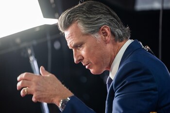 Newsom resalta la meritocracia como