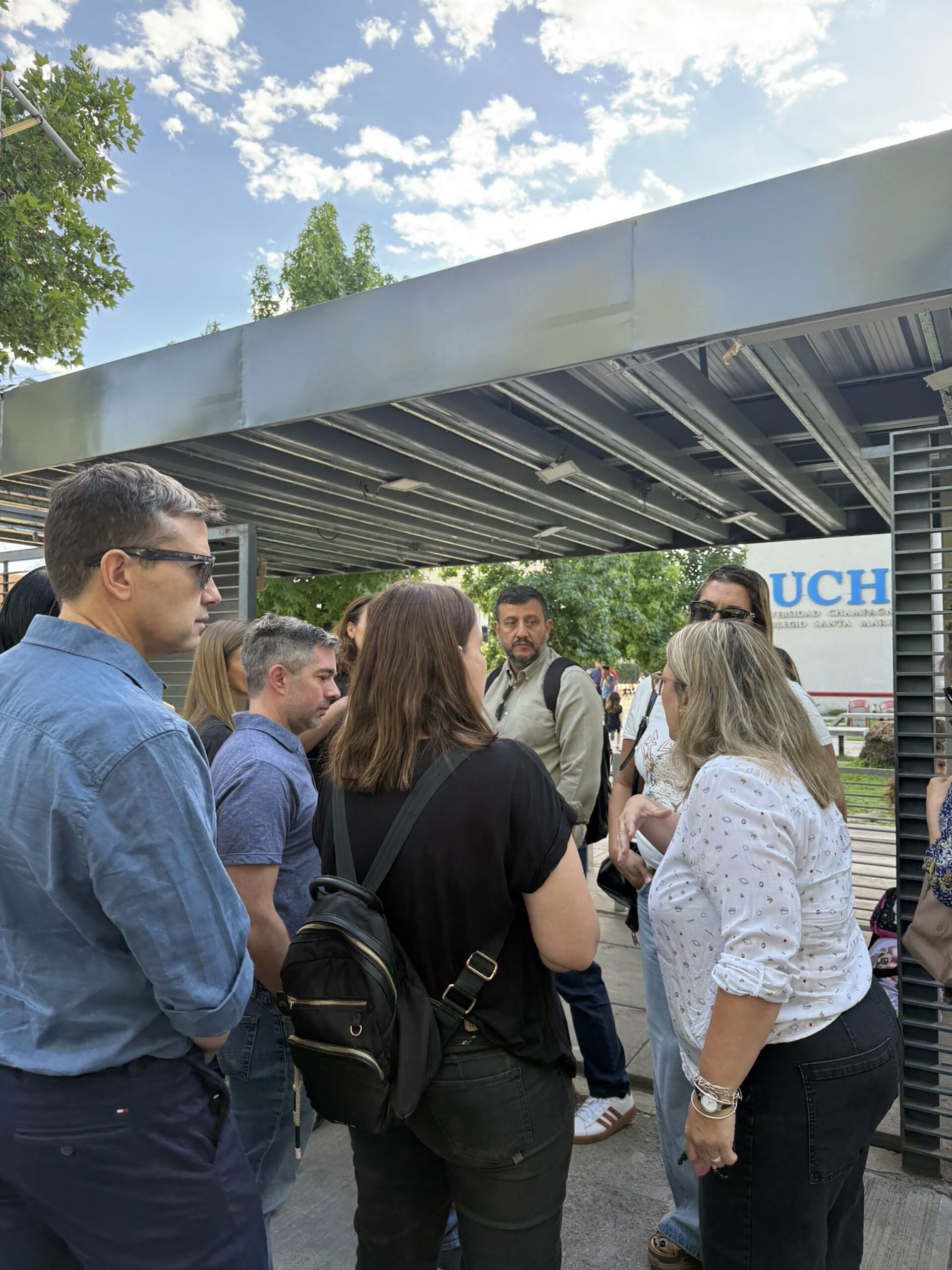 Un grupo de padres se acercó a las puertas de la Universidad Champagnat para protestar por las sanciones impuestas a sus hijos